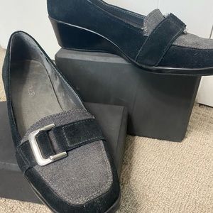 Gray with black accent Aerosoles casual loafer